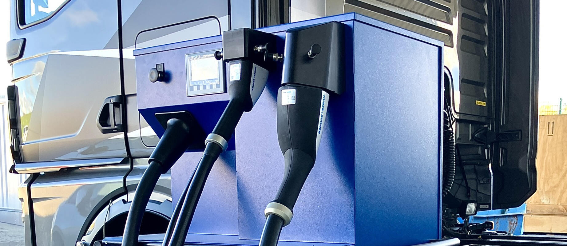 MCS charging station with connections