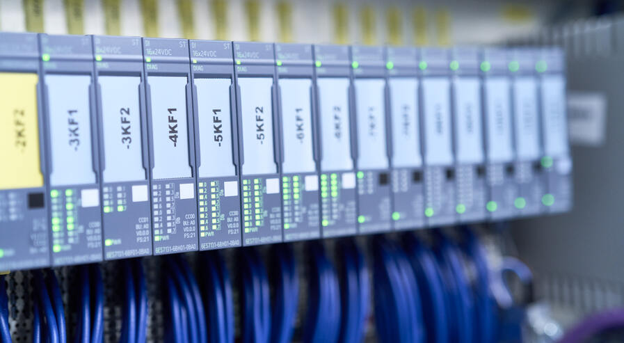 Automation technology with status indicators