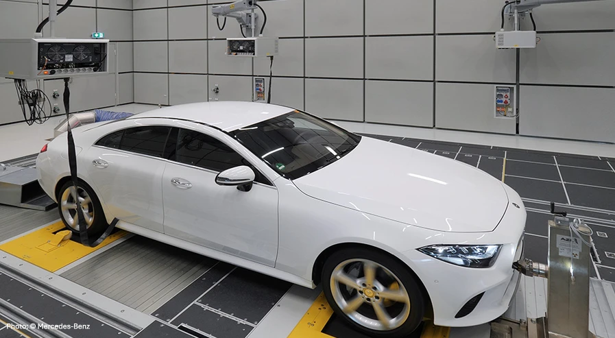 Vehicle on flat track test bench